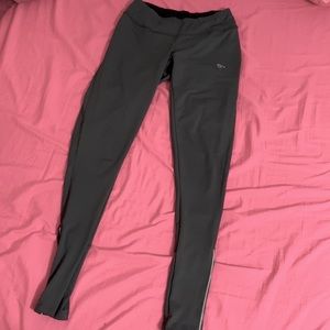 Umbro Volcanic Ash Gray Low Waisted Leggings. Small. SUPER STRETCHY.